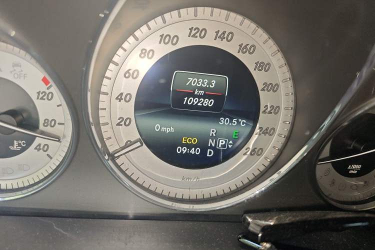 Used Mercedes-Benz GLK-Class 2014 GLK 260 4MATIC Dynamic Model Odometer Close Up
