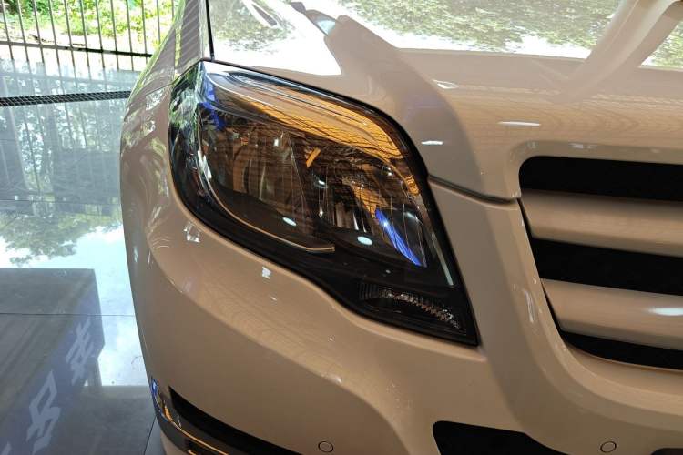 Used Mercedes-Benz GLK-Class 2014 GLK 260 4MATIC Dynamic Model Right Front Headlight