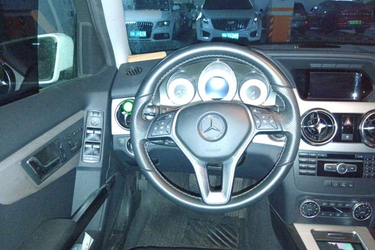 Used Mercedes-Benz GLK-Class 2014 GLK 260 4MATIC Dynamic Model Steering Wheel