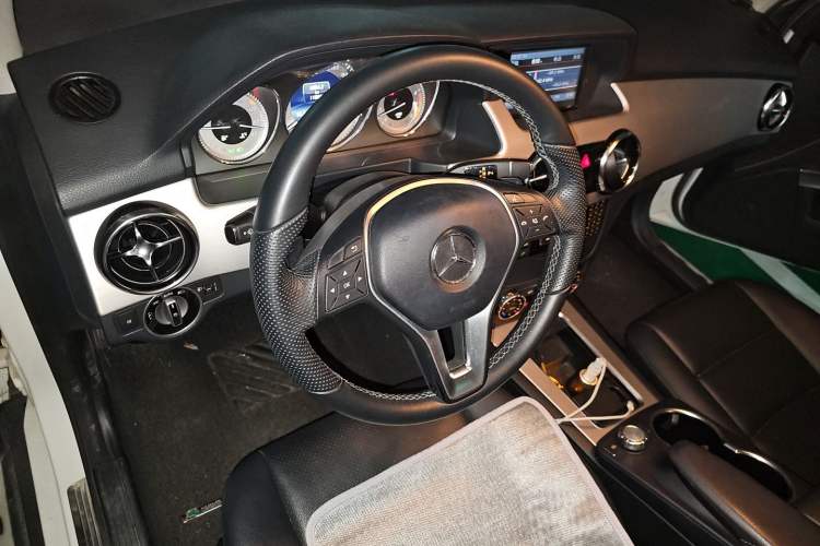 Used Mercedes-Benz GLK-Class 2014 GLK 260 4MATIC Dynamic Model Steering Wheel