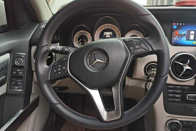 Used Mercedes-Benz GLK-Class 2014 GLK 260 4MATIC Dynamic Model Steering Wheel