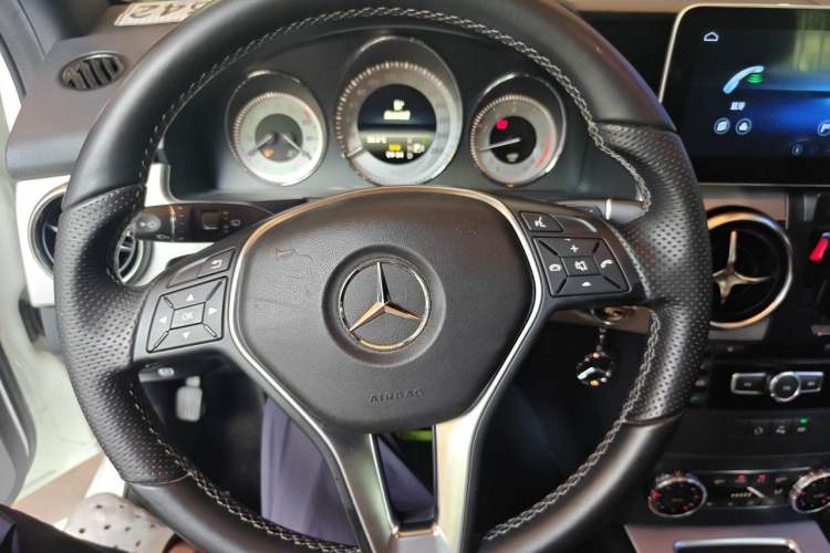 Used Mercedes-Benz GLK-Class 2014 GLK 260 4MATIC Dynamic Model Steering Wheel