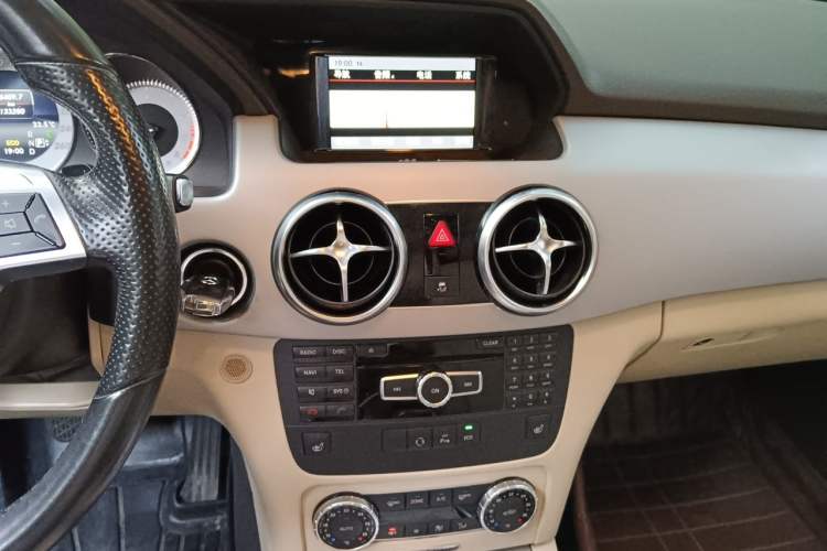Used Mercedes-Benz GLK-Class 2015 GLK 260 4MATIC Fashion Edition Ultimate Version Audio And AC Panel