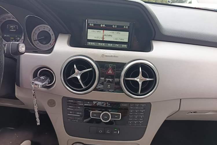 Used Mercedes-Benz GLK-Class 2015 GLK 260 4MATIC Dynamic Edition Ultimate Version Audio And AC Panel