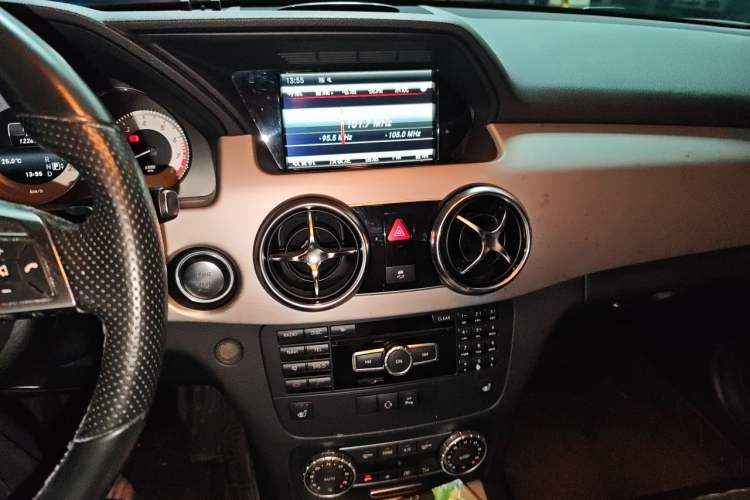 Used Mercedes-Benz GLK-Class 2015 GLK 300 4MATIC Fashion Edition Ultimate Version Audio And AC Panel