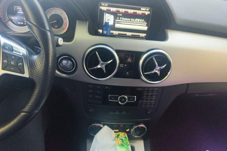 Used Mercedes-Benz GLK-Class 2015 GLK 300 4MATIC Fashion Edition Ultimate Version Audio And AC Panel
