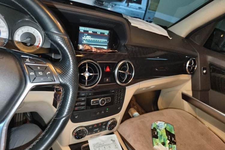 Used Mercedes-Benz GLK-Class 2015 GLK 260 4MATIC Fashion Edition Ultimate Version Audio And AC Panel