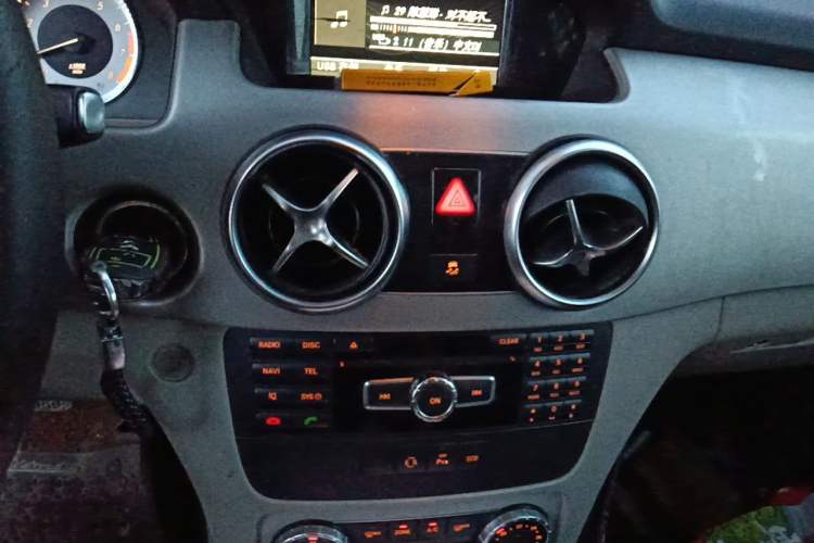 Used Mercedes-Benz GLK-Class 2015 GLK 260 4MATIC Dynamic Edition Ultimate Version Audio And AC Panel