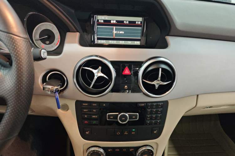 Used Mercedes-Benz GLK-Class 2015 GLK 260 4MATIC Fashion Edition Ultimate Version Audio And AC Panel