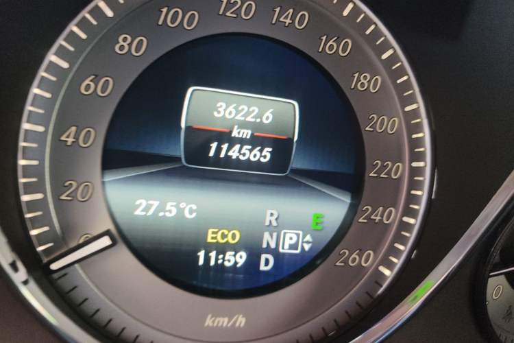 Used Mercedes-Benz GLK-Class 2015 GLK 260 4MATIC Fashion Edition Ultimate Version Odometer Close Up