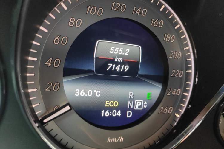 Used Mercedes-Benz GLK-Class 2015 GLK 260 4MATIC Fashion Edition Ultimate Version Odometer Close Up