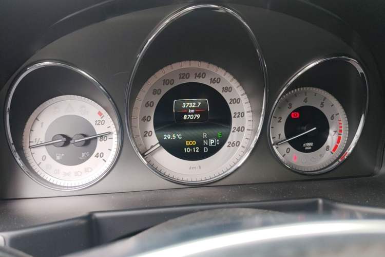Used Mercedes-Benz GLK-Class 2015 GLK 260 4MATIC Fashion Edition Ultimate Version Odometer Close Up