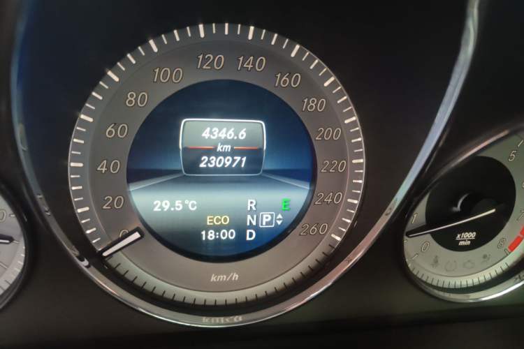 Used Mercedes-Benz GLK-Class 2015 GLK 260 4MATIC Dynamic Edition Ultimate Version Odometer Close Up