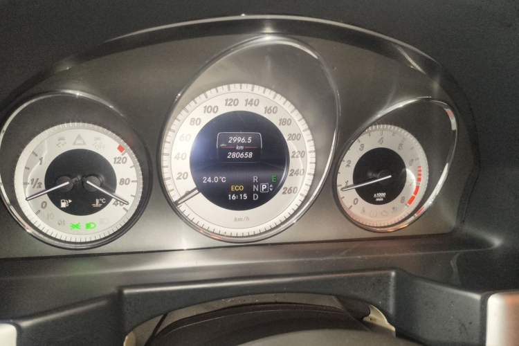 Used Mercedes-Benz GLK-Class 2015 GLK 260 4MATIC Dynamic Edition Ultimate Version Odometer Close Up