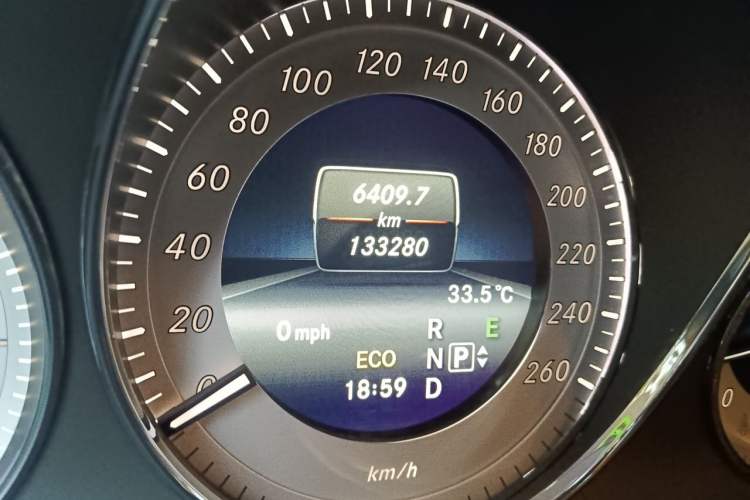 Used Mercedes-Benz GLK-Class 2015 GLK 260 4MATIC Fashion Edition Ultimate Version Odometer Close Up