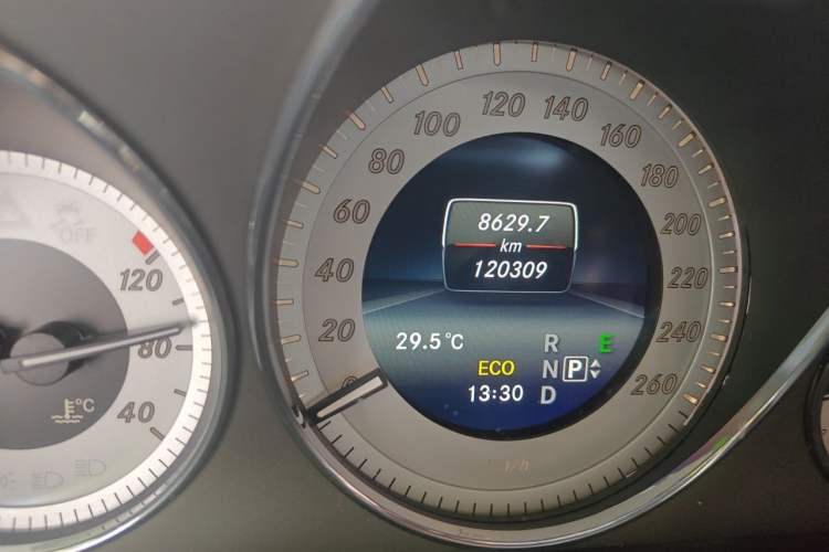Used Mercedes-Benz GLK-Class 2015 GLK 260 4MATIC Dynamic Edition Ultimate Version Odometer Close Up