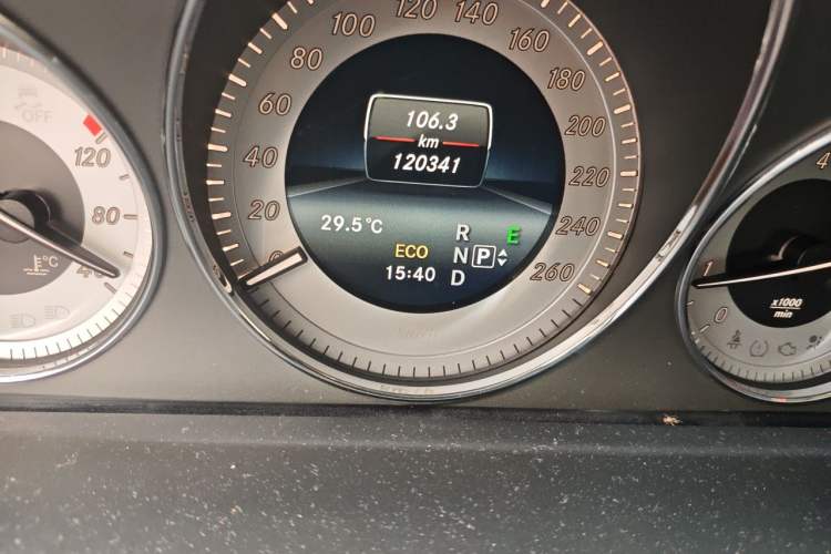 Used Mercedes-Benz GLK-Class 2015 GLK 260 4MATIC Fashion Edition Ultimate Version Odometer Close Up