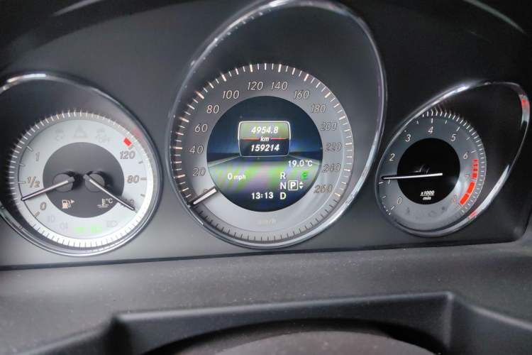 Used Mercedes-Benz GLK-Class 2015 GLK 300 4MATIC Fashion Edition Ultimate Version Odometer Close Up