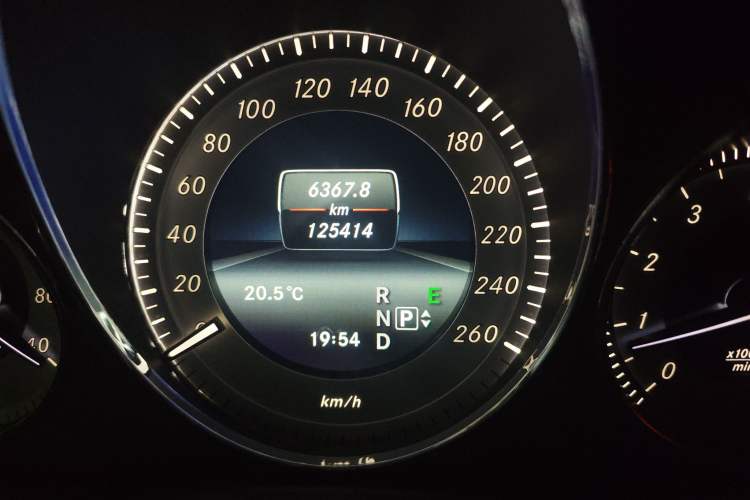 Used Mercedes-Benz GLK-Class 2015 GLK 300 4MATIC Fashion Edition Ultimate Version Odometer Close Up