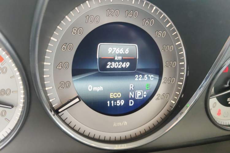 Used Mercedes-Benz GLK-Class 2015 GLK 260 4MATIC Dynamic Edition Ultimate Version Odometer Close Up
