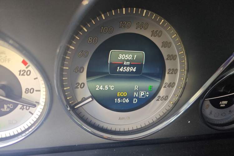 Used Mercedes-Benz GLK-Class 2015 GLK 260 4MATIC Fashion Edition Ultimate Version Odometer Close Up