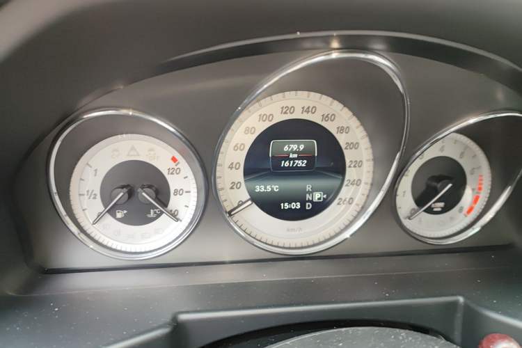 Used Mercedes-Benz GLK-Class 2015 GLK 300 4MATIC Fashion Edition Ultimate Version Odometer Close Up