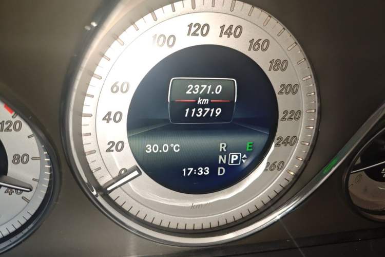 Used Mercedes-Benz GLK-Class 2015 GLK 300 4MATIC Fashion Edition Ultimate Version Odometer Close Up