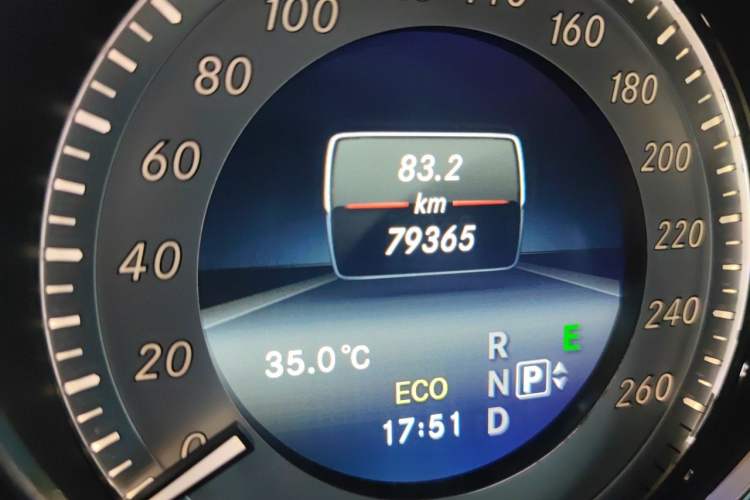 Used Mercedes-Benz GLK-Class 2015 GLK 260 4MATIC Dynamic Edition Ultimate Version Odometer Close Up