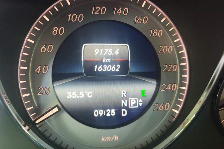 Used Mercedes-Benz GLK-Class 2015 GLK 300 4MATIC Fashion Edition Ultimate Version Odometer Close Up