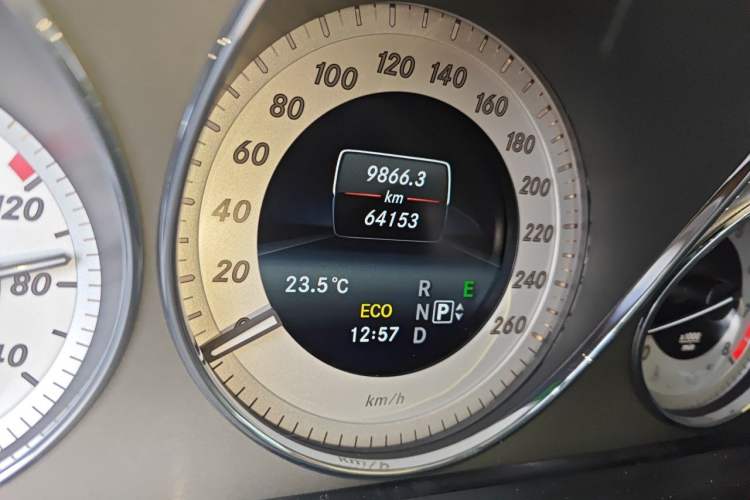 Used Mercedes-Benz GLK-Class 2015 GLK 260 4MATIC Dynamic Edition Ultimate Version Odometer Close Up