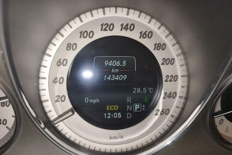 Used Mercedes-Benz GLK-Class 2015 GLK 260 4MATIC Fashion Edition Ultimate Version Odometer Close Up