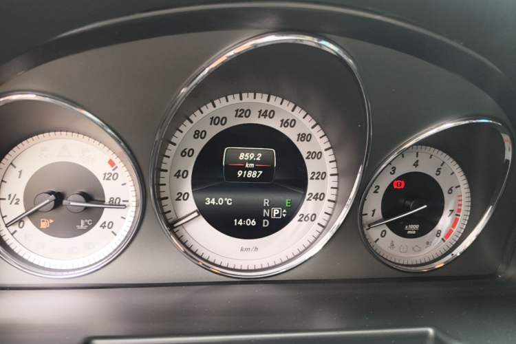 Used Mercedes-Benz GLK-Class 2015 GLK 300 4MATIC Luxury Ultimate Edition Odometer Close Up