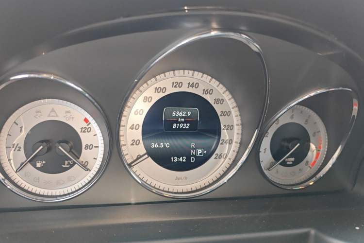 Used Mercedes-Benz GLK-Class 2015 GLK 260 4MATIC Fashion Edition Ultimate Version Odometer Close Up