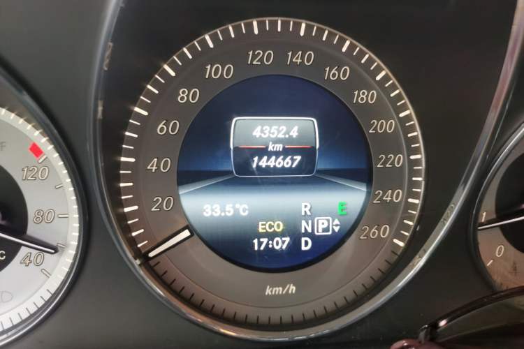 Used Mercedes-Benz GLK-Class 2015 GLK 260 4MATIC Dynamic Edition Ultimate Version Odometer Close Up