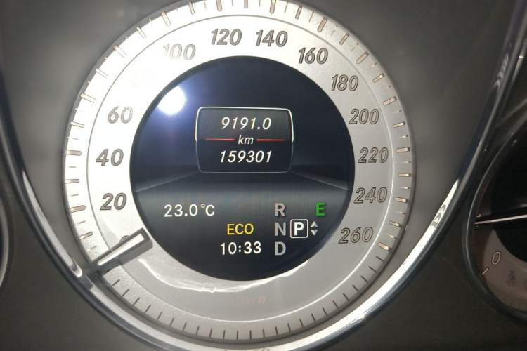 Used Mercedes-Benz GLK-Class 2015 GLK 260 4MATIC Fashion Edition Ultimate Version Odometer Close Up