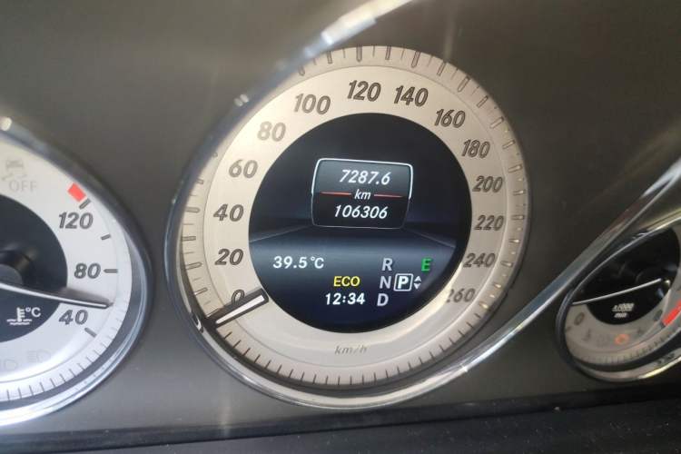 Used Mercedes-Benz GLK-Class 2015 GLK 260 4MATIC Dynamic Edition Ultimate Version Odometer Close Up