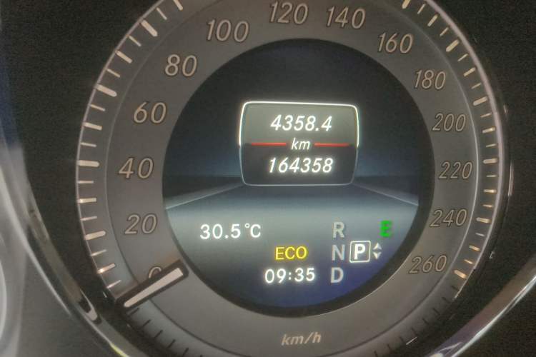 Used Mercedes-Benz GLK-Class 2015 GLK 260 4MATIC Fashion Edition Ultimate Version Odometer Close Up