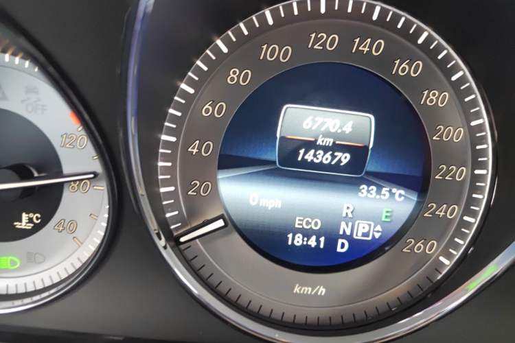 Used Mercedes-Benz GLK-Class 2015 GLK 260 4MATIC Dynamic Edition Ultimate Version Odometer Close Up