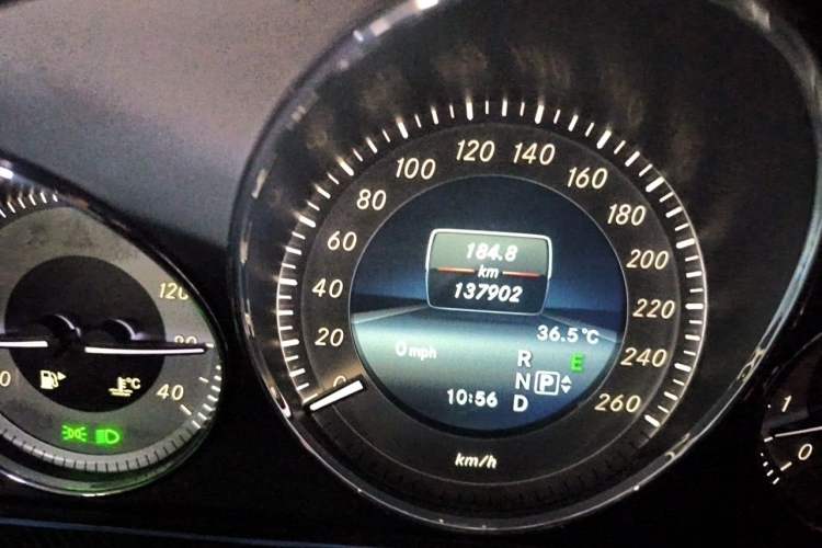 Used Mercedes-Benz GLK-Class 2015 GLK 300 4MATIC Fashion Edition Ultimate Version Odometer Close Up