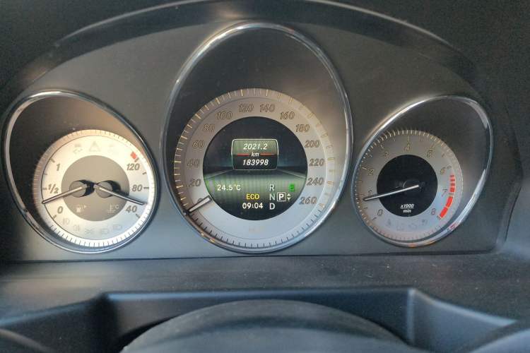 Used Mercedes-Benz GLK-Class 2015 GLK 260 4MATIC Fashion Edition Ultimate Version Odometer Close Up