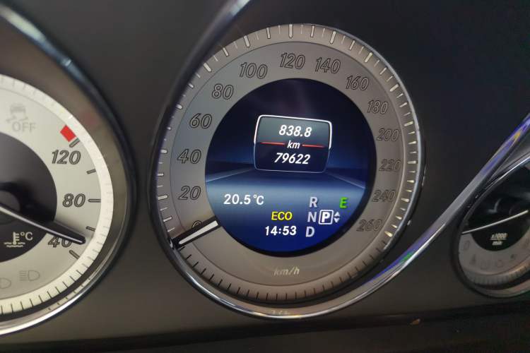 Used Mercedes-Benz GLK-Class 2015 GLK 260 4MATIC Dynamic Edition Ultimate Version Odometer Close Up
