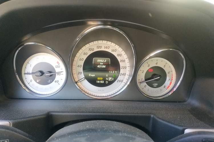 Used Mercedes-Benz GLK-Class 2015 GLK 260 4MATIC Fashion Edition Ultimate Version Odometer Close Up