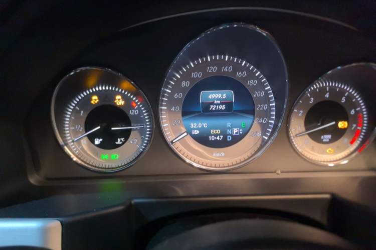 Used Mercedes-Benz GLK-Class 2015 GLK 260 4MATIC Fashion Edition Ultimate Version Odometer Close Up