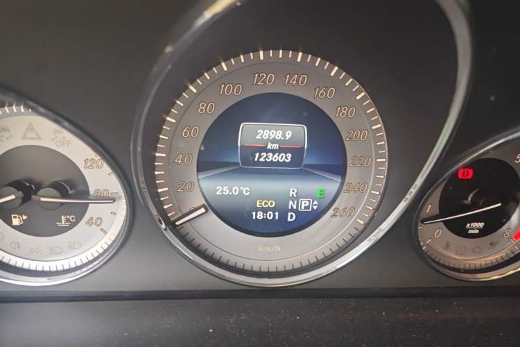 Used Mercedes-Benz GLK-Class 2015 GLK 260 4MATIC Dynamic Edition Ultimate Version Odometer Close Up