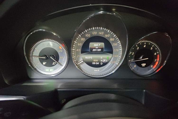 Used Mercedes-Benz GLK-Class 2015 GLK 260 4MATIC Dynamic Edition Ultimate Version Odometer Close Up