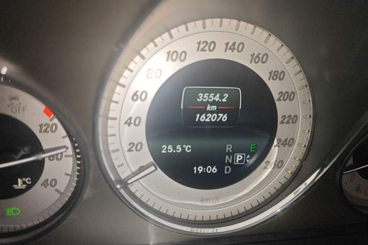 Used Mercedes-Benz GLK-Class 2015 GLK 300 4MATIC Fashion Edition Ultimate Version Odometer Close Up