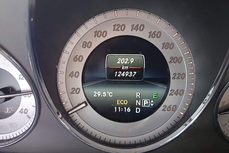Used Mercedes-Benz GLK-Class 2015 GLK 260 4MATIC Dynamic Edition Ultimate Version Odometer Close Up