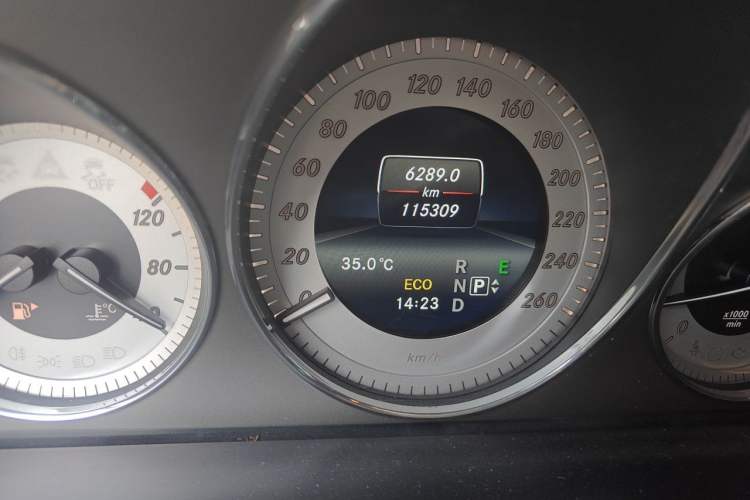Used Mercedes-Benz GLK-Class 2015 GLK 260 4MATIC Dynamic Edition Ultimate Version Odometer Close Up