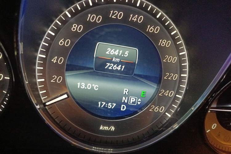 Used Mercedes-Benz GLK-Class 2015 GLK 300 4MATIC Fashion Edition Ultimate Version Odometer Close Up