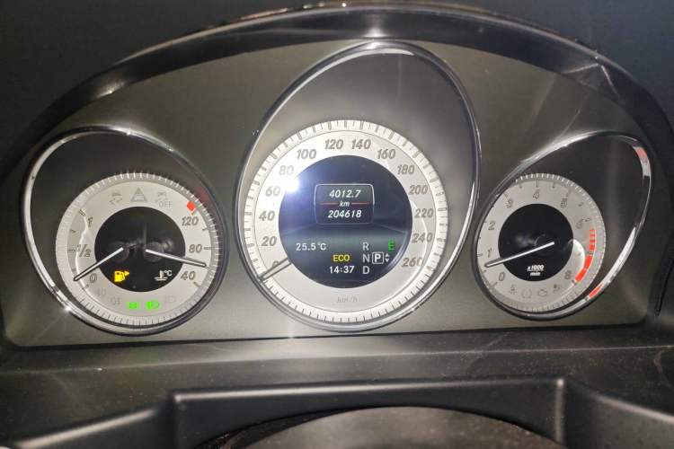 Used Mercedes-Benz GLK-Class 2015 GLK 260 4MATIC Dynamic Edition Ultimate Version Odometer Close Up